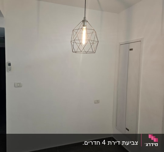 קיר לבן עם מנורה תלויה ותקרה צבועה